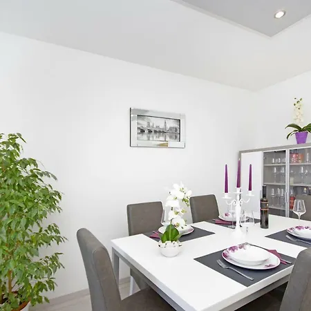 Nikola Apartment *